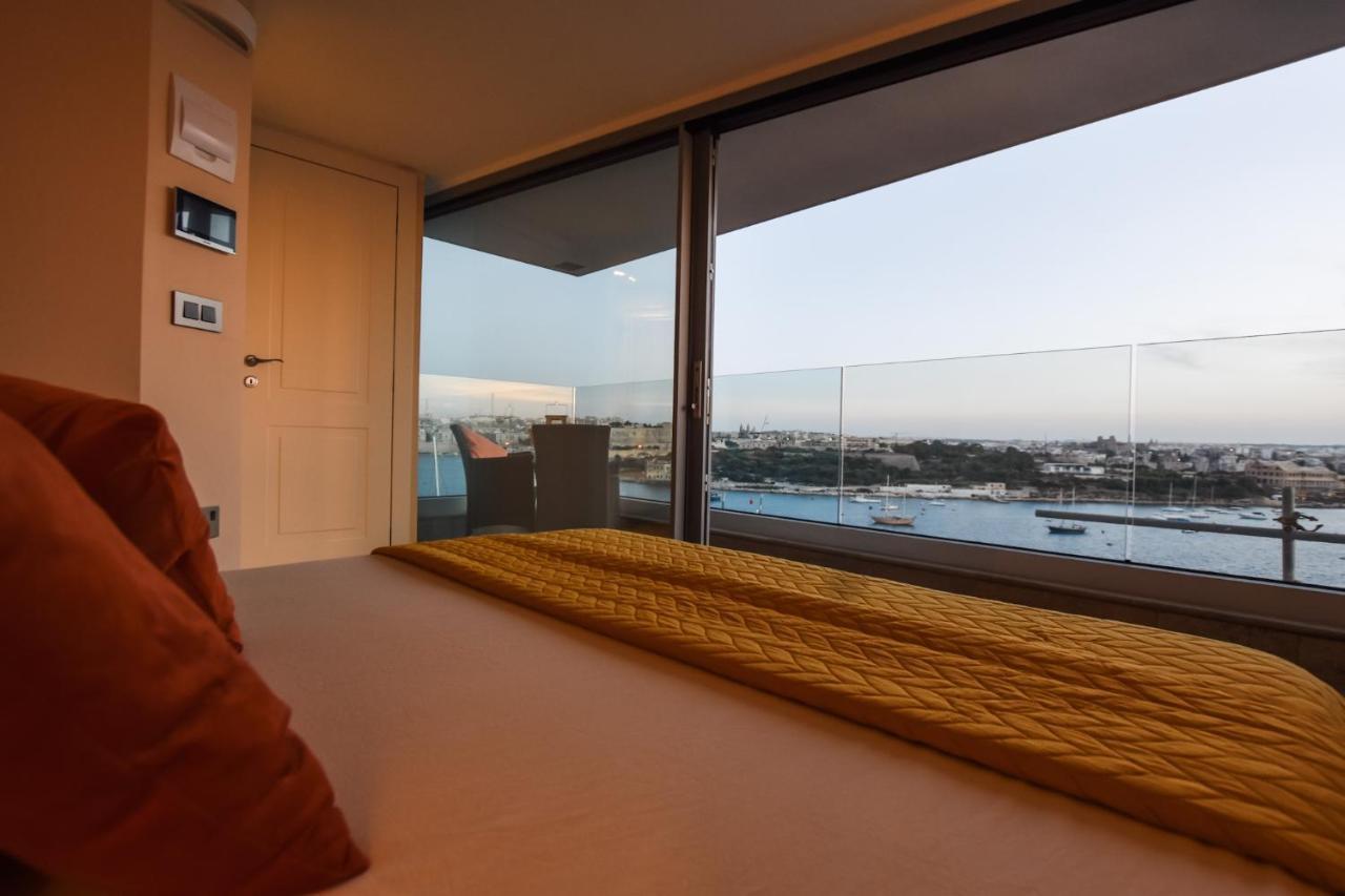 Unique Seafront Triplex Penthouse With Panoramic Bedroom & Rooftop Jacuzzi Overlooking Valletta 슬리에마 외부 사진