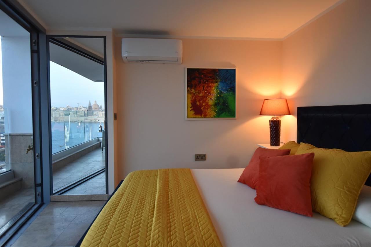 Unique Seafront Triplex Penthouse With Panoramic Bedroom & Rooftop Jacuzzi Overlooking Valletta 슬리에마 외부 사진