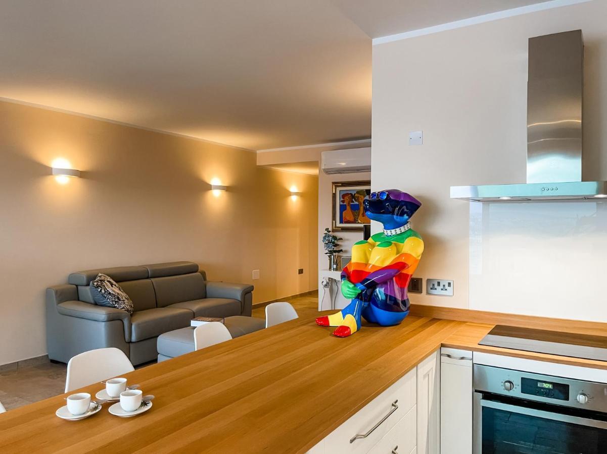 Unique Seafront Triplex Penthouse With Panoramic Bedroom & Rooftop Jacuzzi Overlooking Valletta 슬리에마 외부 사진
