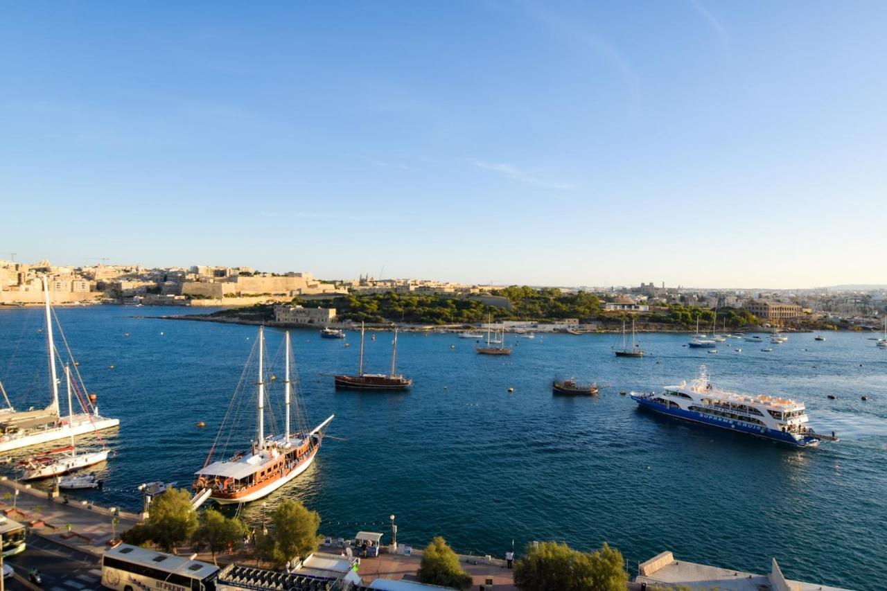 Unique Seafront Triplex Penthouse With Panoramic Bedroom & Rooftop Jacuzzi Overlooking Valletta 슬리에마 외부 사진