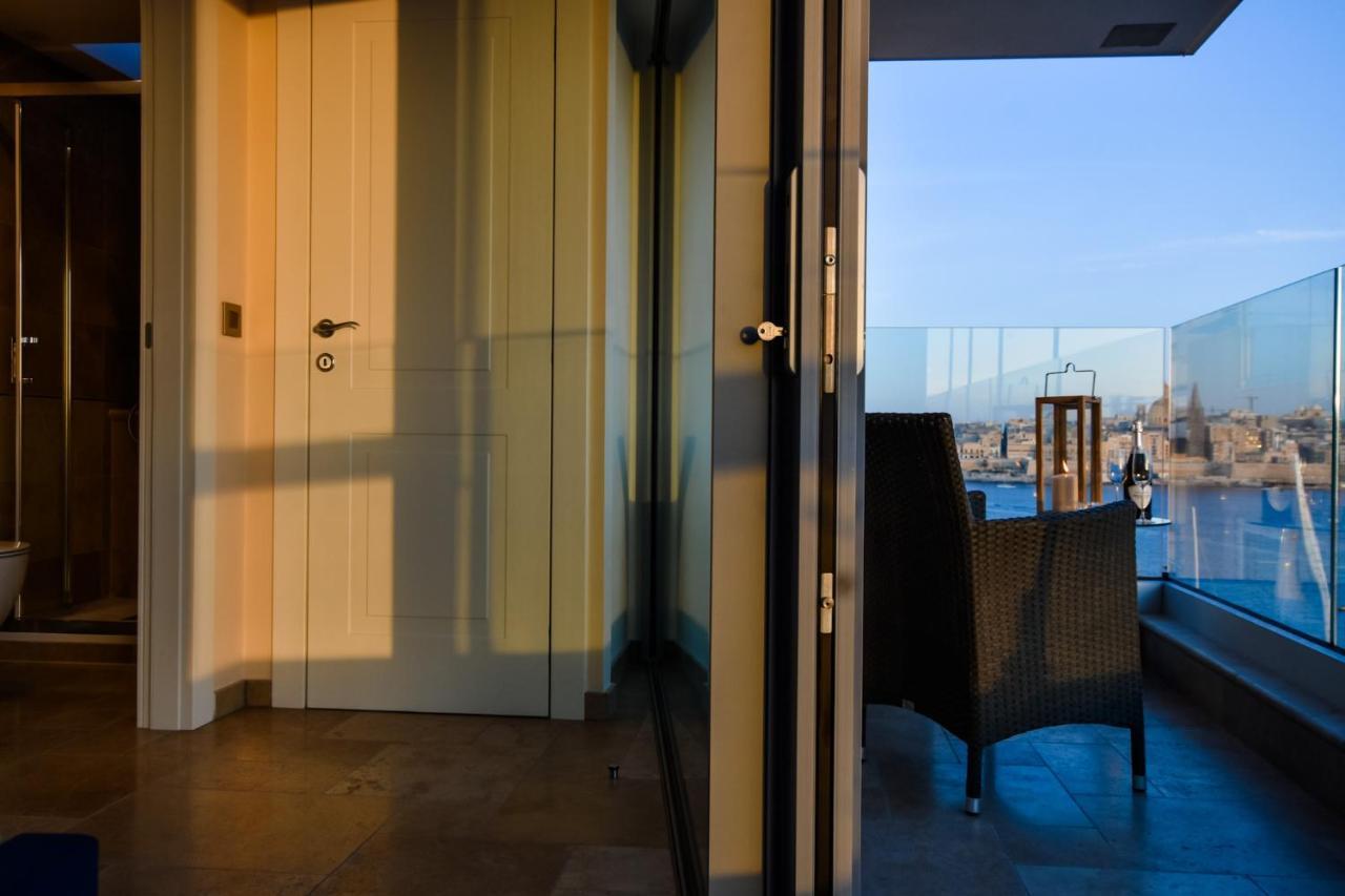 Unique Seafront Triplex Penthouse With Panoramic Bedroom & Rooftop Jacuzzi Overlooking Valletta 슬리에마 외부 사진