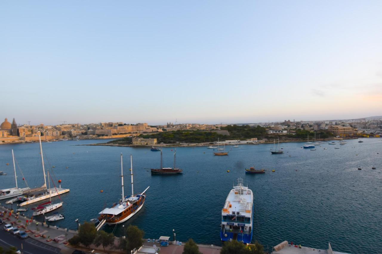 Unique Seafront Triplex Penthouse With Panoramic Bedroom & Rooftop Jacuzzi Overlooking Valletta 슬리에마 외부 사진