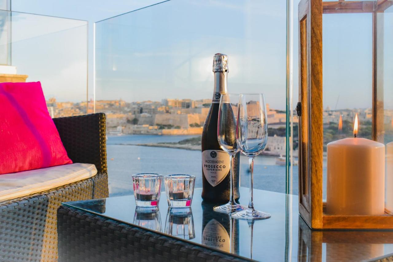 Unique Seafront Triplex Penthouse With Panoramic Bedroom & Rooftop Jacuzzi Overlooking Valletta 슬리에마 외부 사진