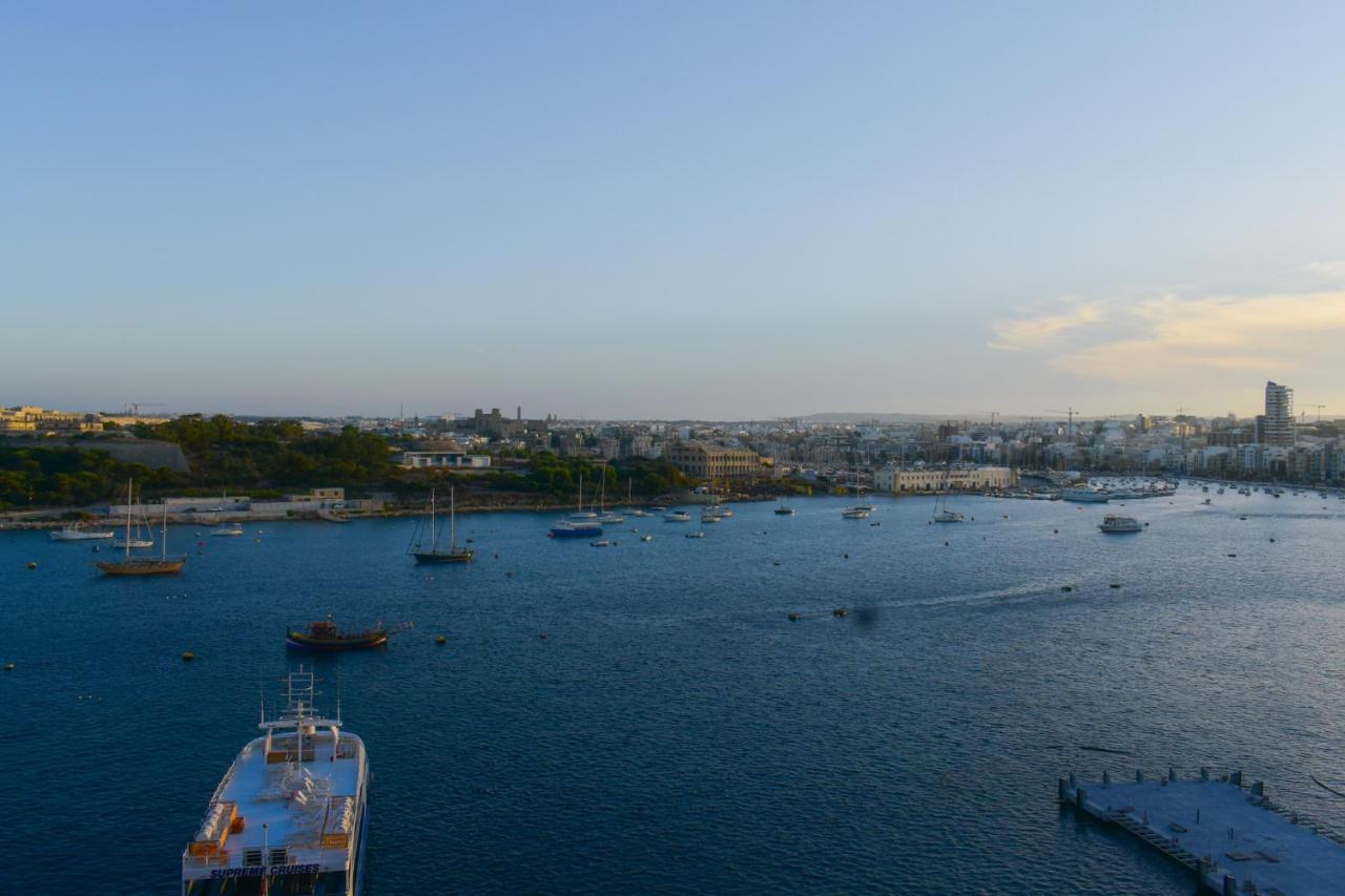 Unique Seafront Triplex Penthouse With Panoramic Bedroom & Rooftop Jacuzzi Overlooking Valletta 슬리에마 외부 사진