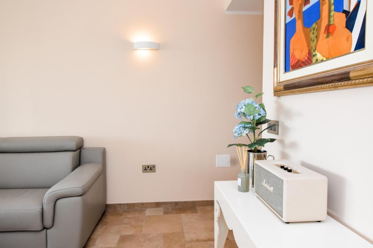 Unique Seafront Triplex Penthouse With Panoramic Bedroom & Rooftop Jacuzzi Overlooking Valletta 슬리에마 외부 사진