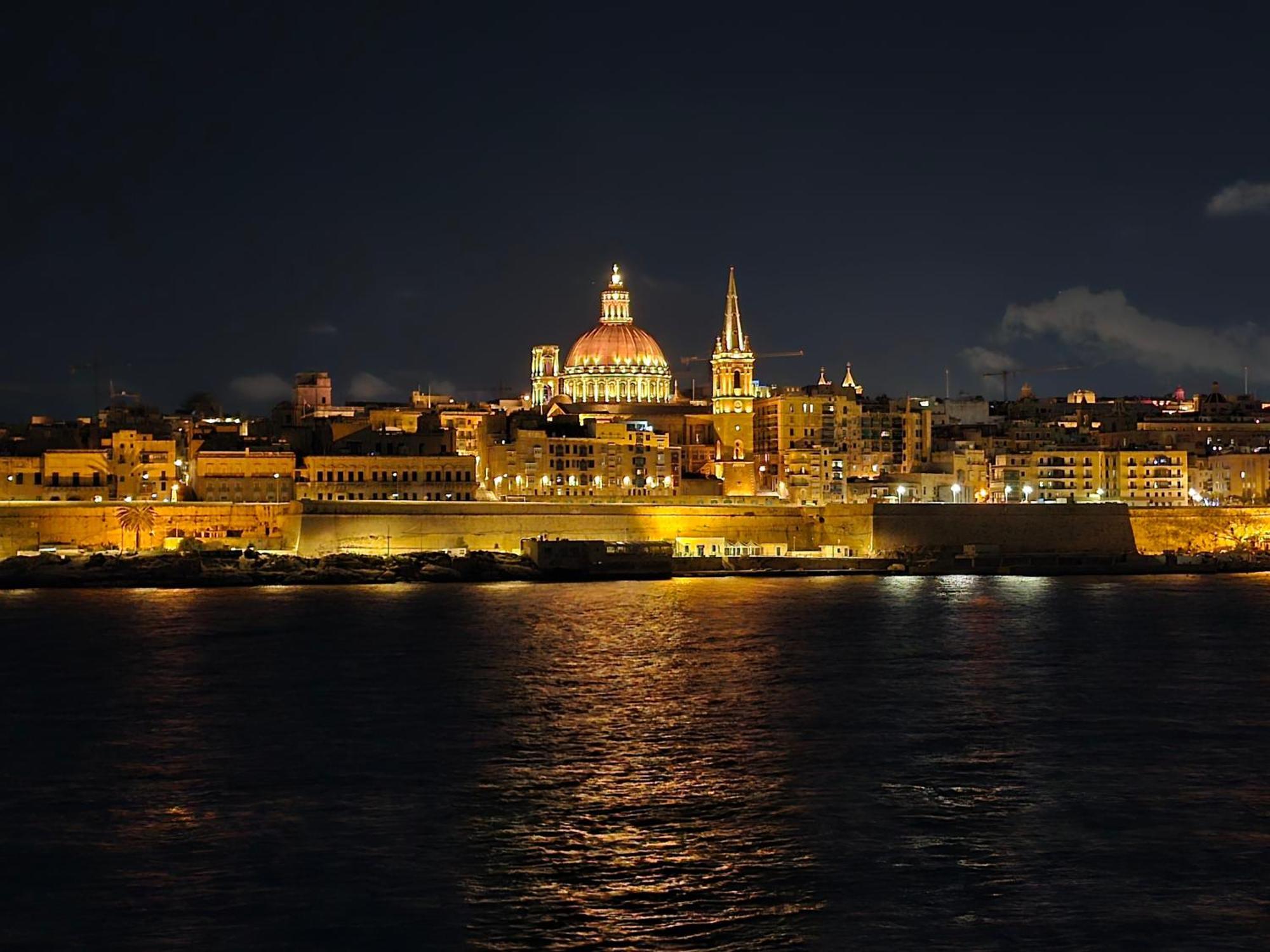 Unique Seafront Triplex Penthouse With Panoramic Bedroom & Rooftop Jacuzzi Overlooking Valletta 슬리에마 외부 사진