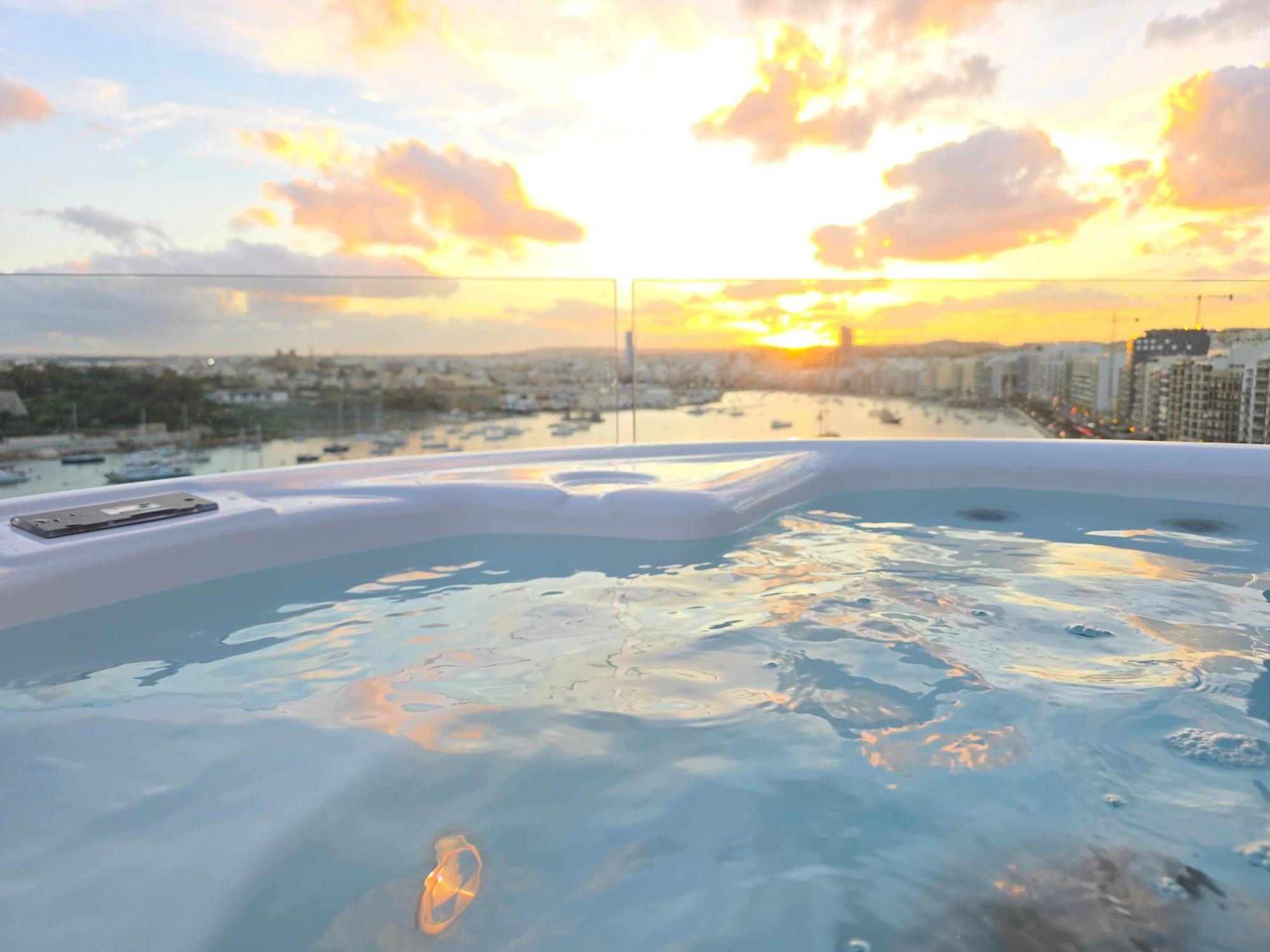 Unique Seafront Triplex Penthouse With Panoramic Bedroom & Rooftop Jacuzzi Overlooking Valletta 슬리에마 외부 사진