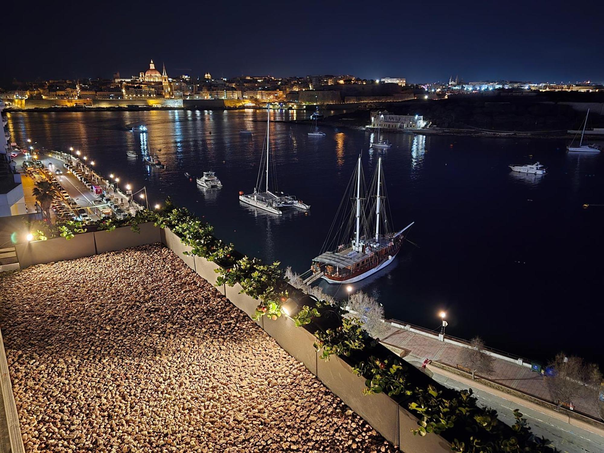 Unique Seafront Triplex Penthouse With Panoramic Bedroom & Rooftop Jacuzzi Overlooking Valletta 슬리에마 외부 사진
