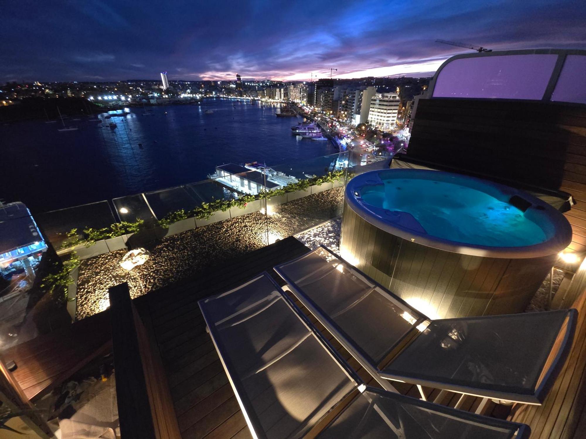 Unique Seafront Triplex Penthouse With Panoramic Bedroom & Rooftop Jacuzzi Overlooking Valletta 슬리에마 외부 사진
