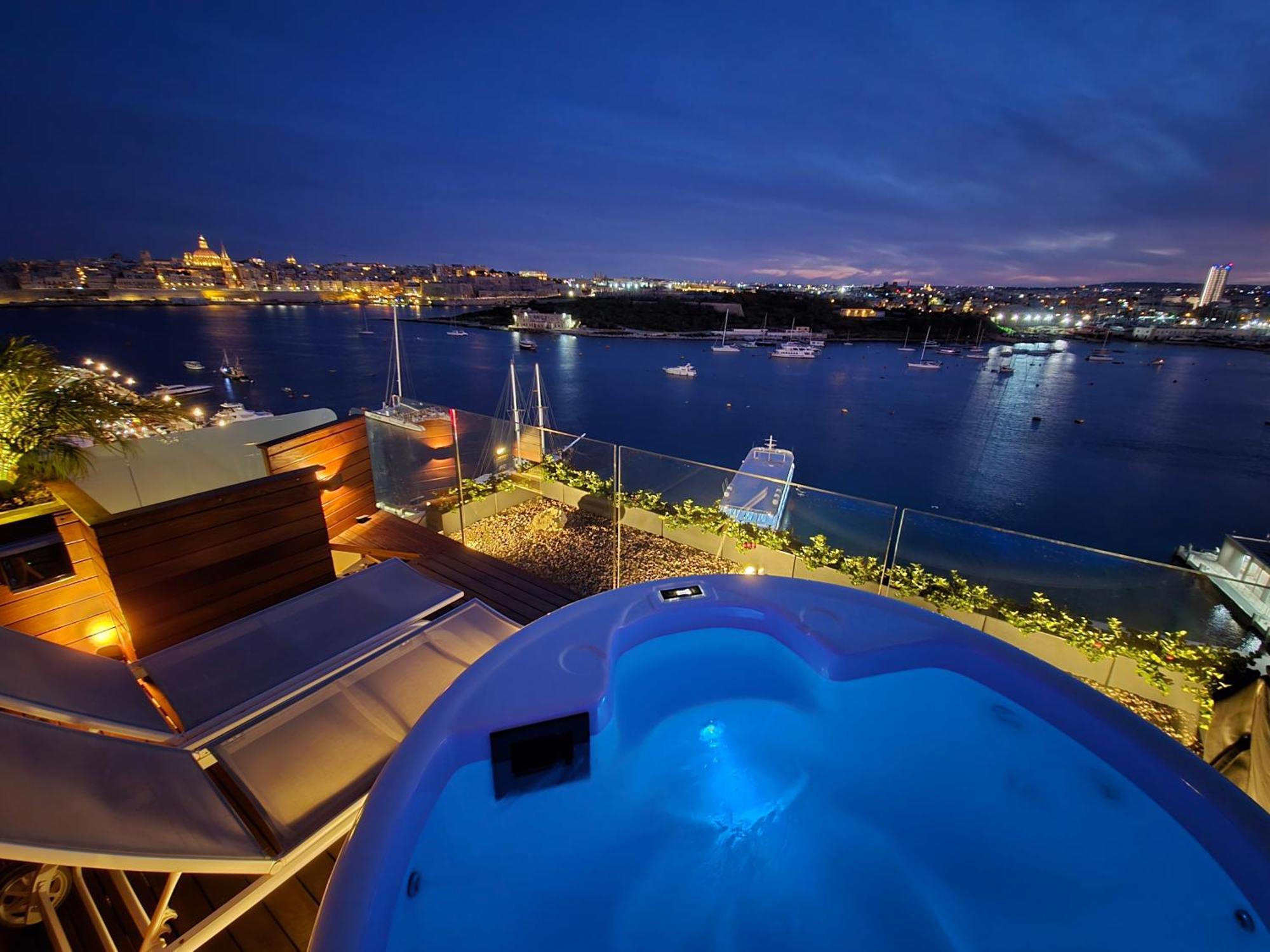Unique Seafront Triplex Penthouse With Panoramic Bedroom & Rooftop Jacuzzi Overlooking Valletta 슬리에마 외부 사진