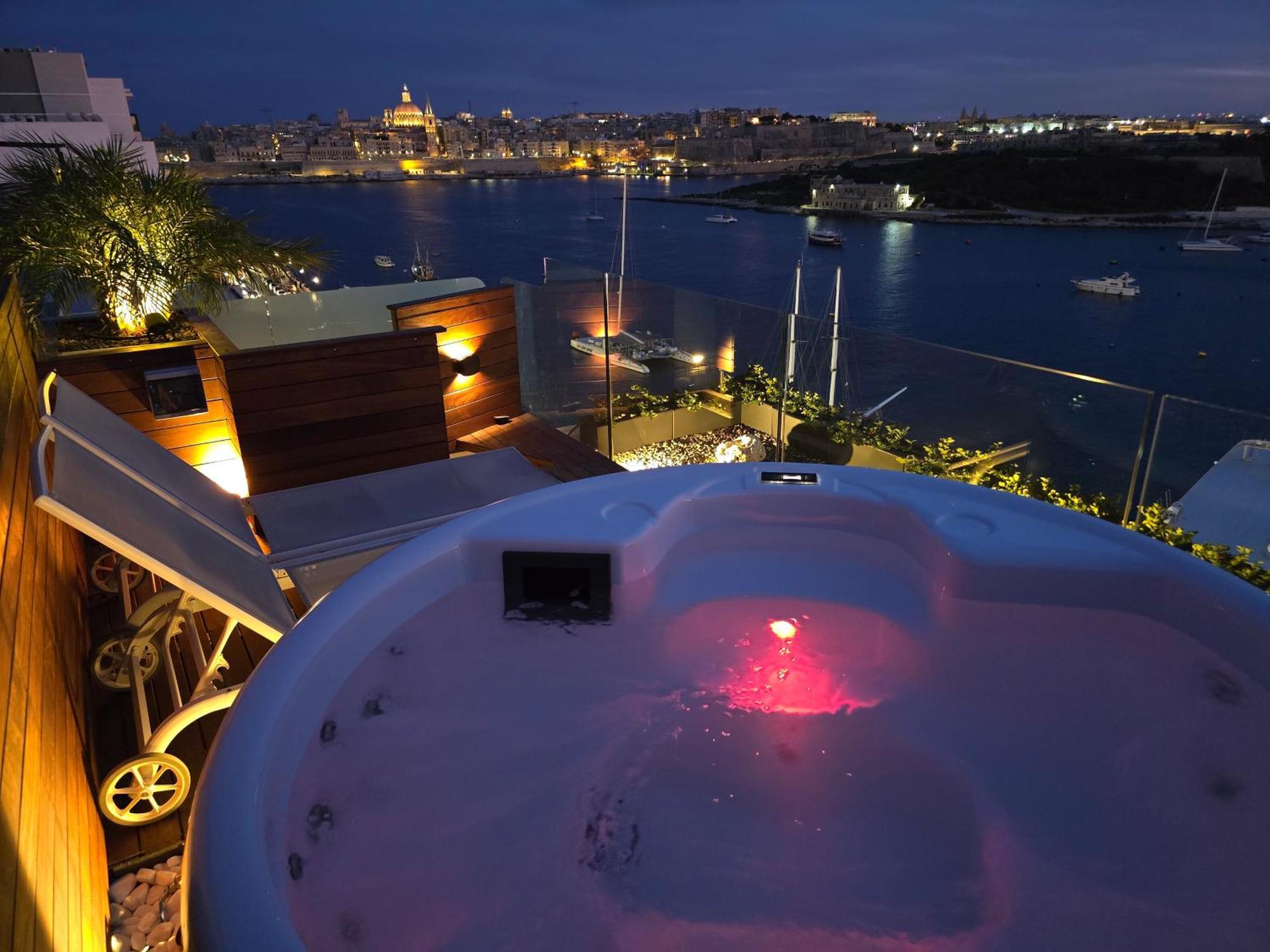 Unique Seafront Triplex Penthouse With Panoramic Bedroom & Rooftop Jacuzzi Overlooking Valletta 슬리에마 외부 사진
