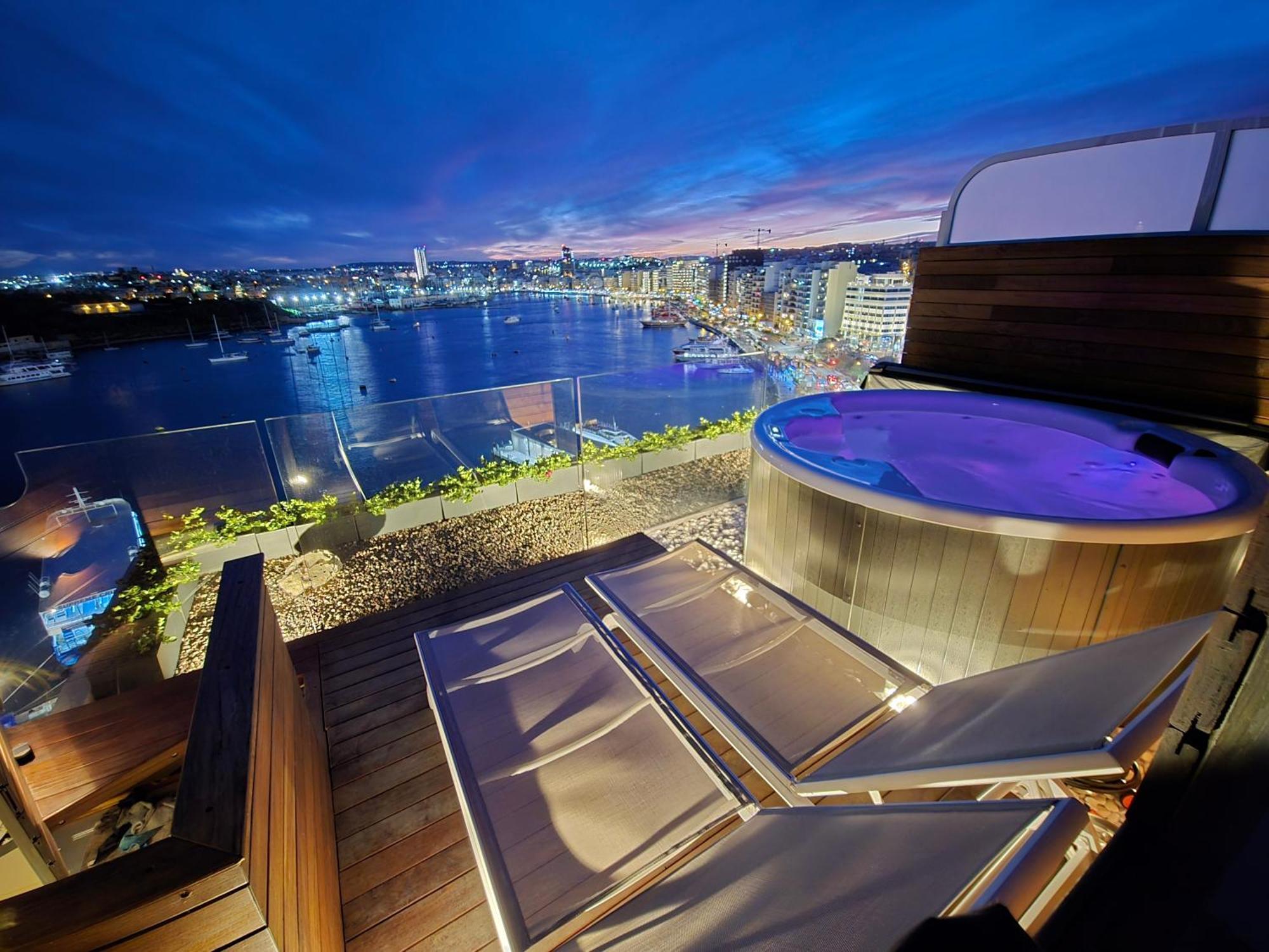 Unique Seafront Triplex Penthouse With Panoramic Bedroom & Rooftop Jacuzzi Overlooking Valletta 슬리에마 외부 사진