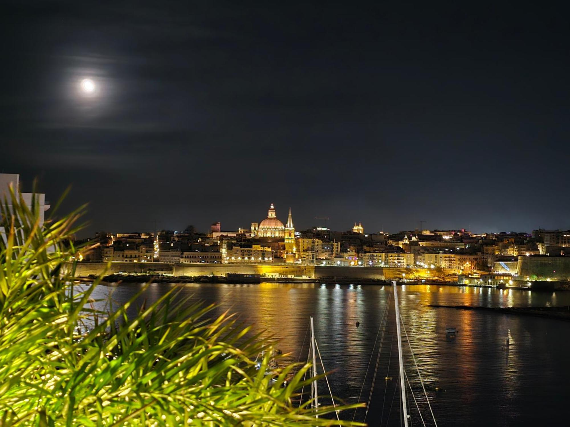 Unique Seafront Triplex Penthouse With Panoramic Bedroom & Rooftop Jacuzzi Overlooking Valletta 슬리에마 외부 사진