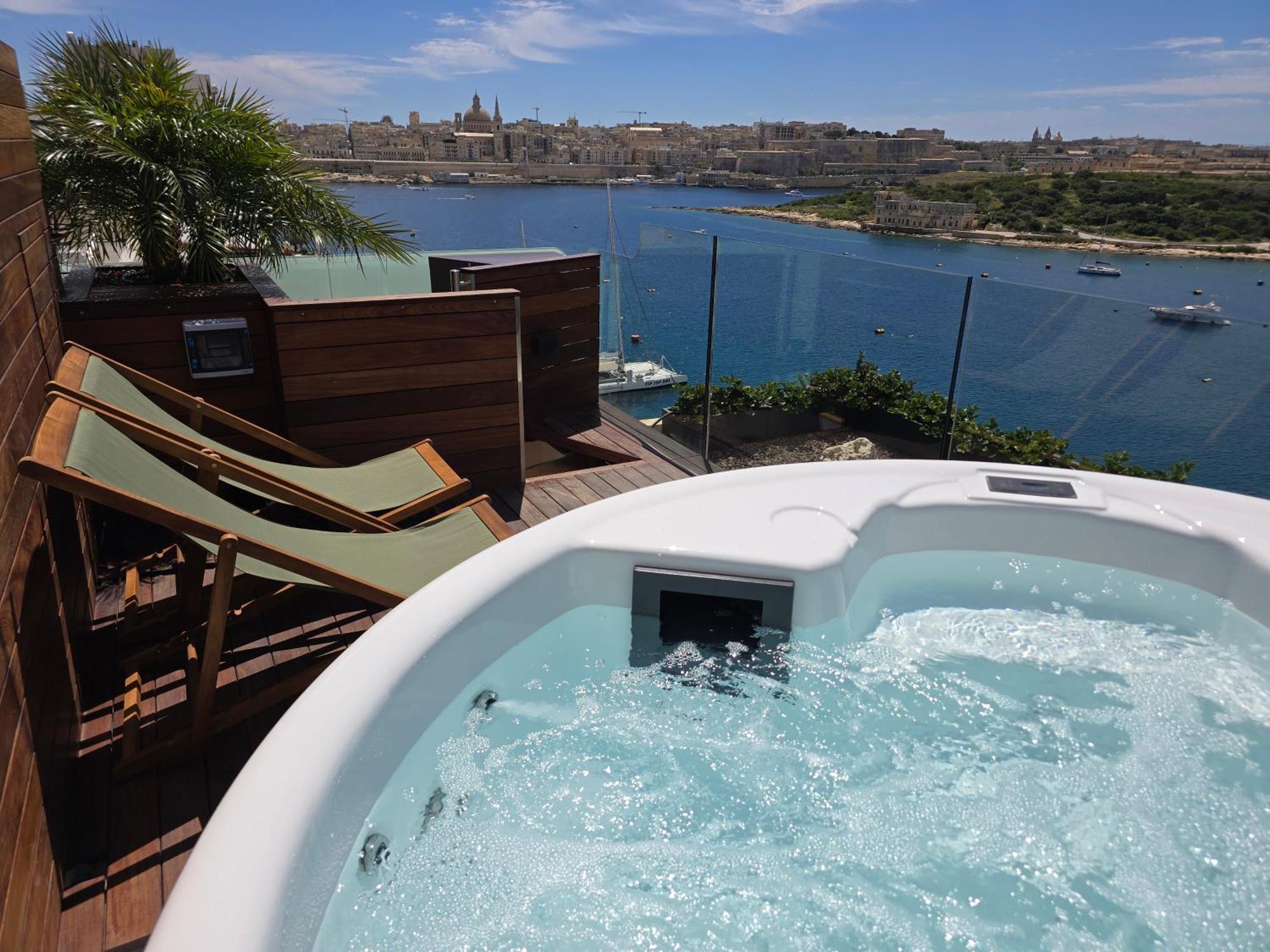 Unique Seafront Triplex Penthouse With Panoramic Bedroom & Rooftop Jacuzzi Overlooking Valletta 슬리에마 외부 사진