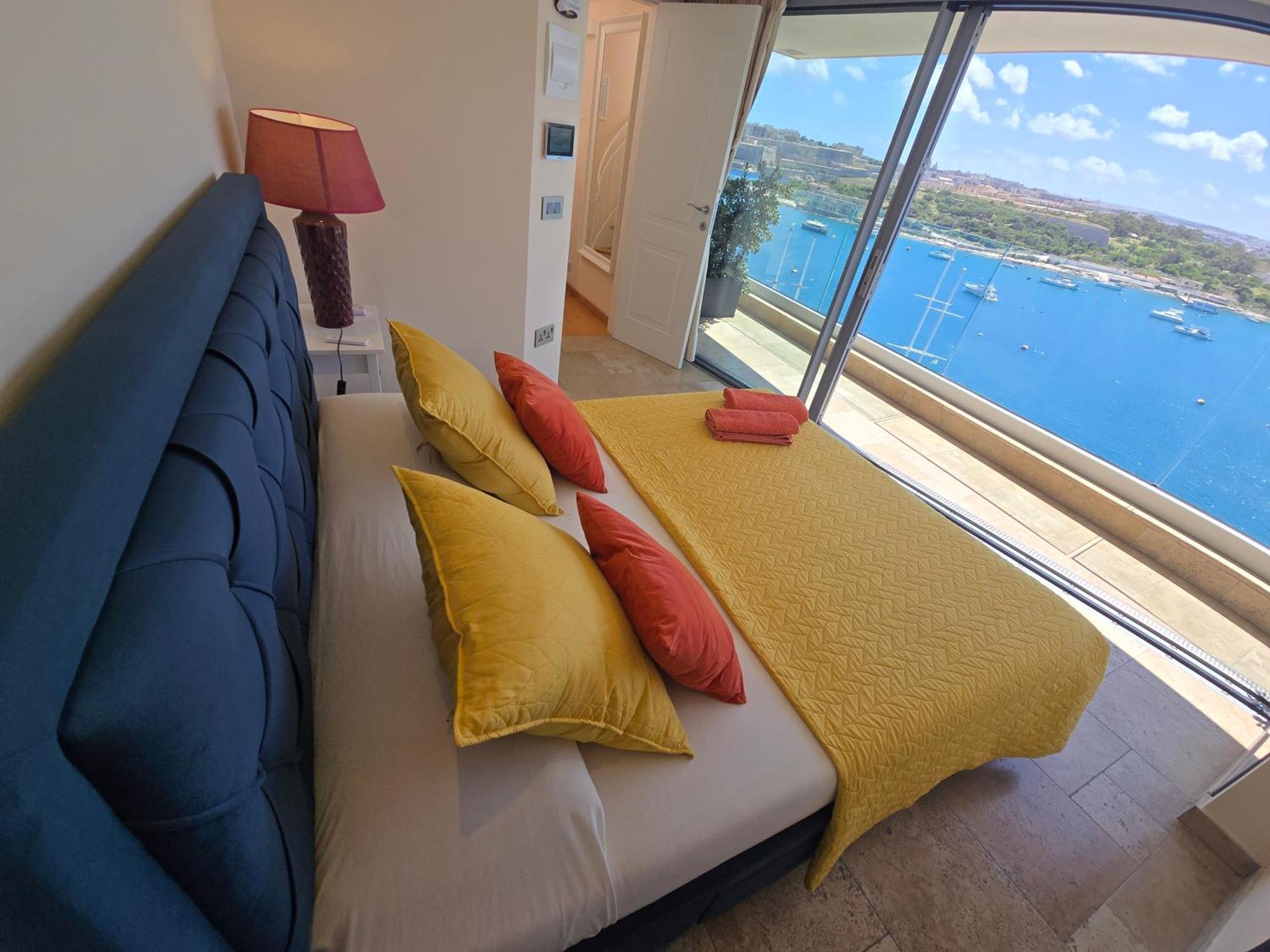 Unique Seafront Triplex Penthouse With Panoramic Bedroom & Rooftop Jacuzzi Overlooking Valletta 슬리에마 외부 사진