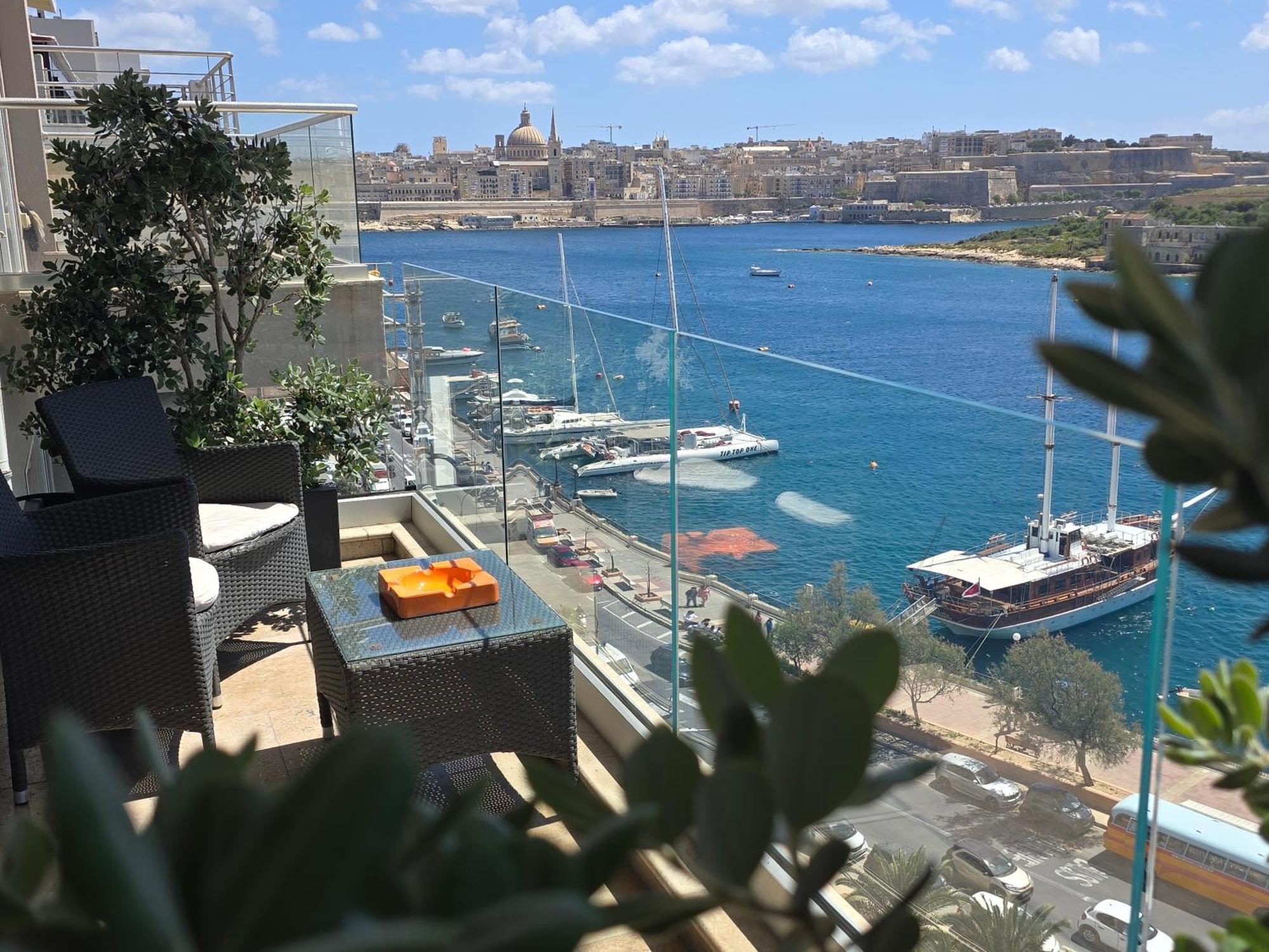 Unique Seafront Triplex Penthouse With Panoramic Bedroom & Rooftop Jacuzzi Overlooking Valletta 슬리에마 외부 사진