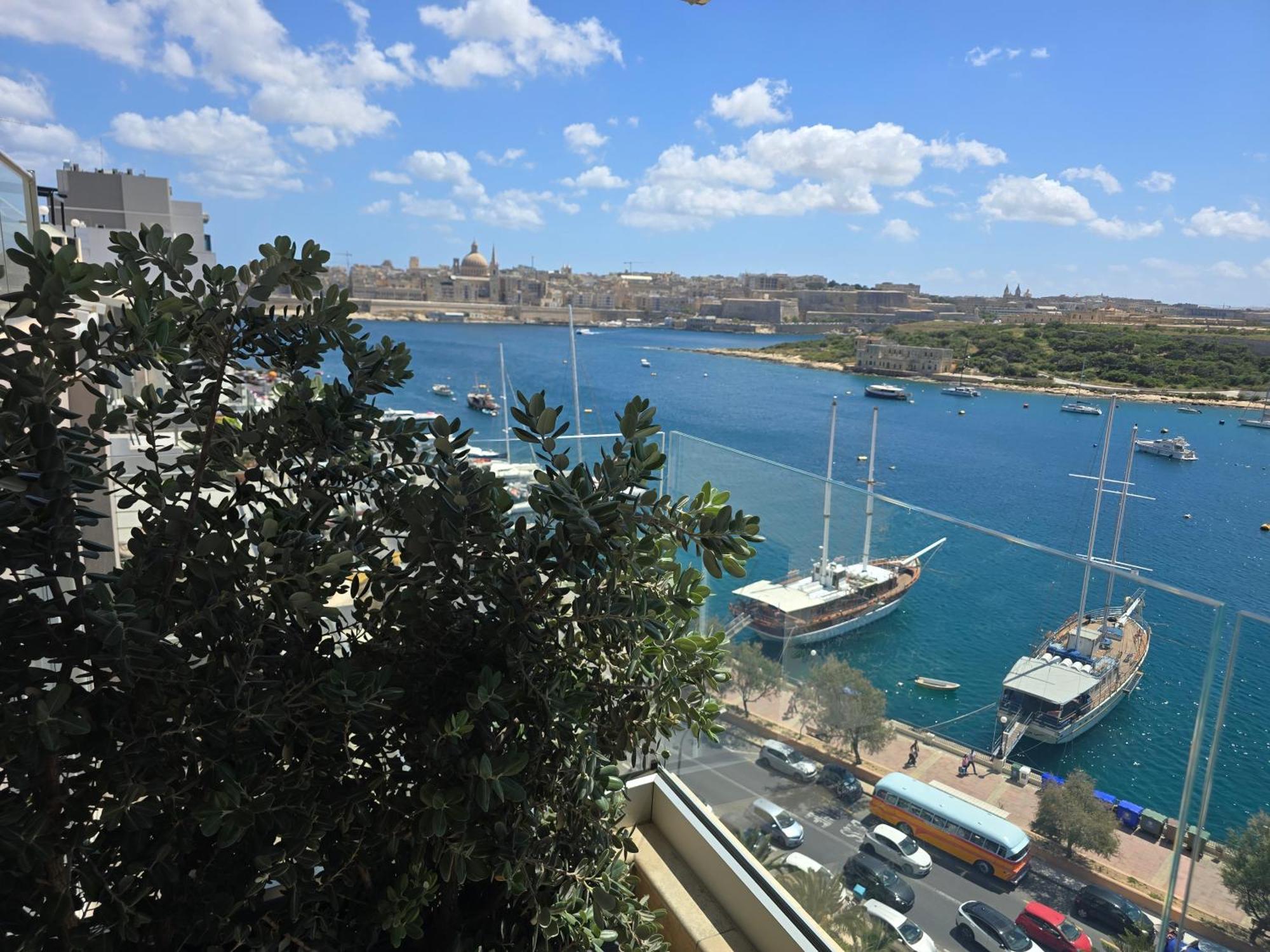 Unique Seafront Triplex Penthouse With Panoramic Bedroom & Rooftop Jacuzzi Overlooking Valletta 슬리에마 외부 사진