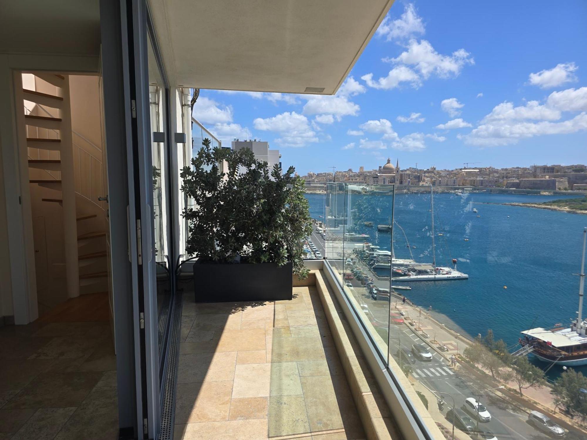 Unique Seafront Triplex Penthouse With Panoramic Bedroom & Rooftop Jacuzzi Overlooking Valletta 슬리에마 외부 사진