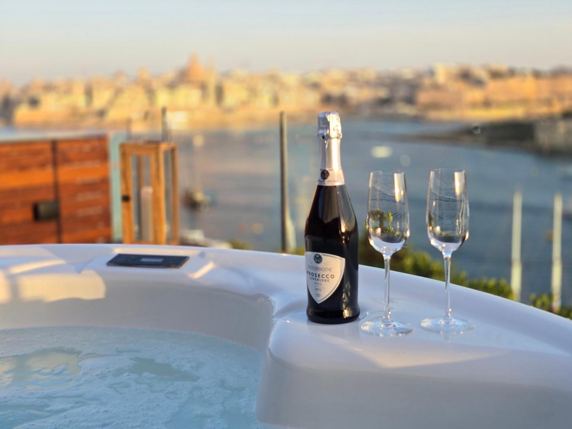 Unique Seafront Triplex Penthouse With Panoramic Bedroom & Rooftop Jacuzzi Overlooking Valletta 슬리에마 외부 사진