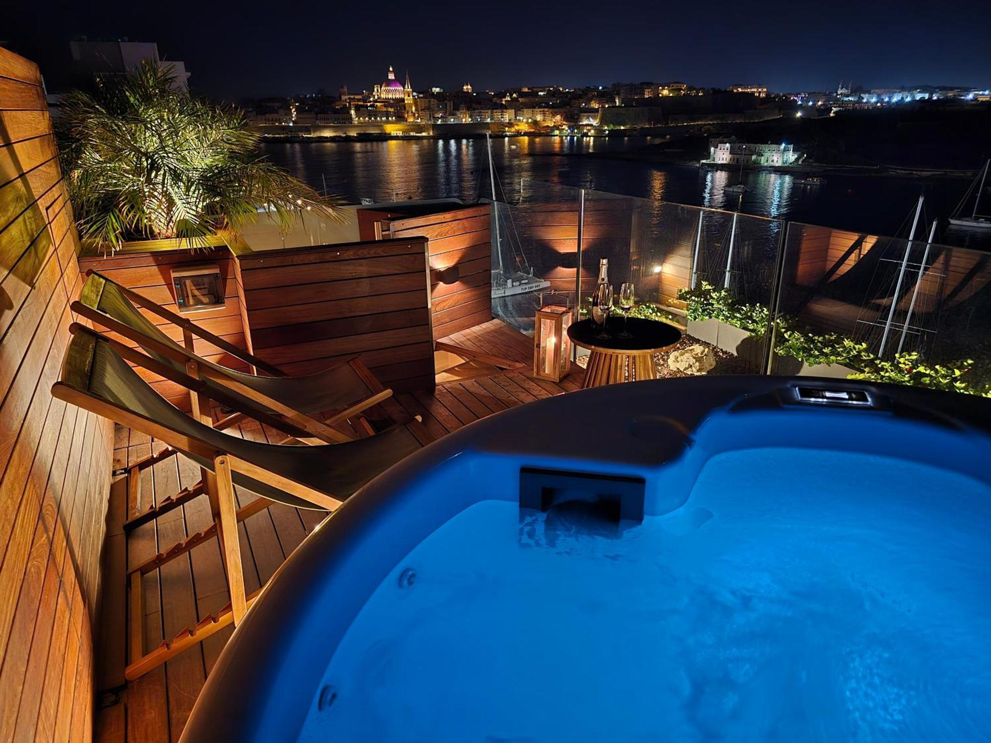 Unique Seafront Triplex Penthouse With Panoramic Bedroom & Rooftop Jacuzzi Overlooking Valletta 슬리에마 외부 사진