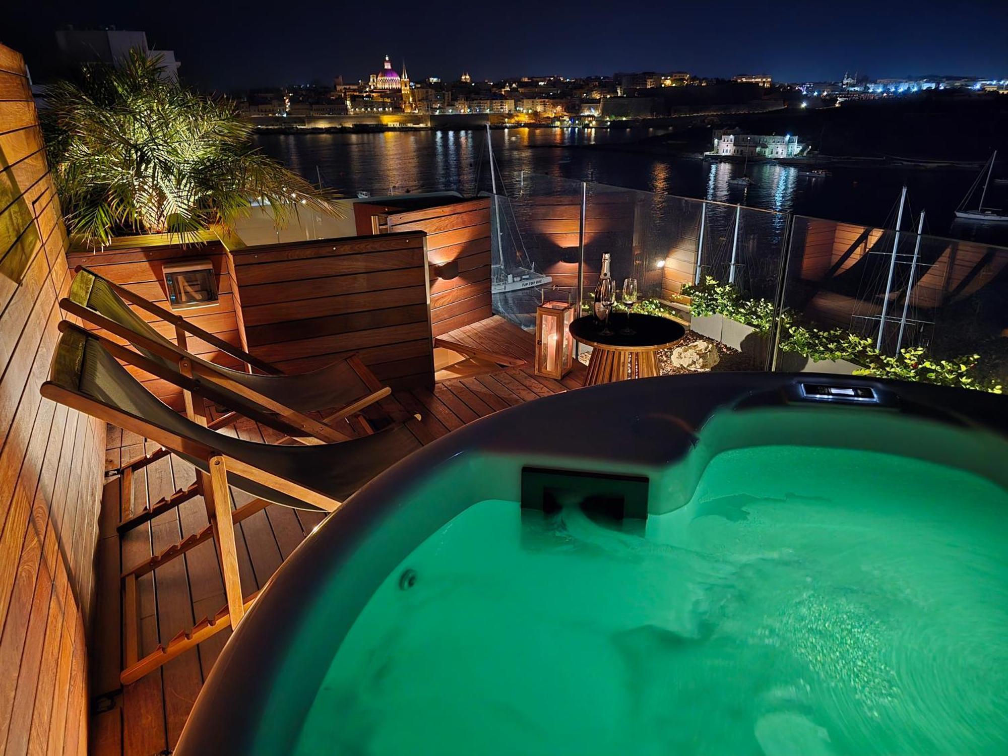 Unique Seafront Triplex Penthouse With Panoramic Bedroom & Rooftop Jacuzzi Overlooking Valletta 슬리에마 외부 사진