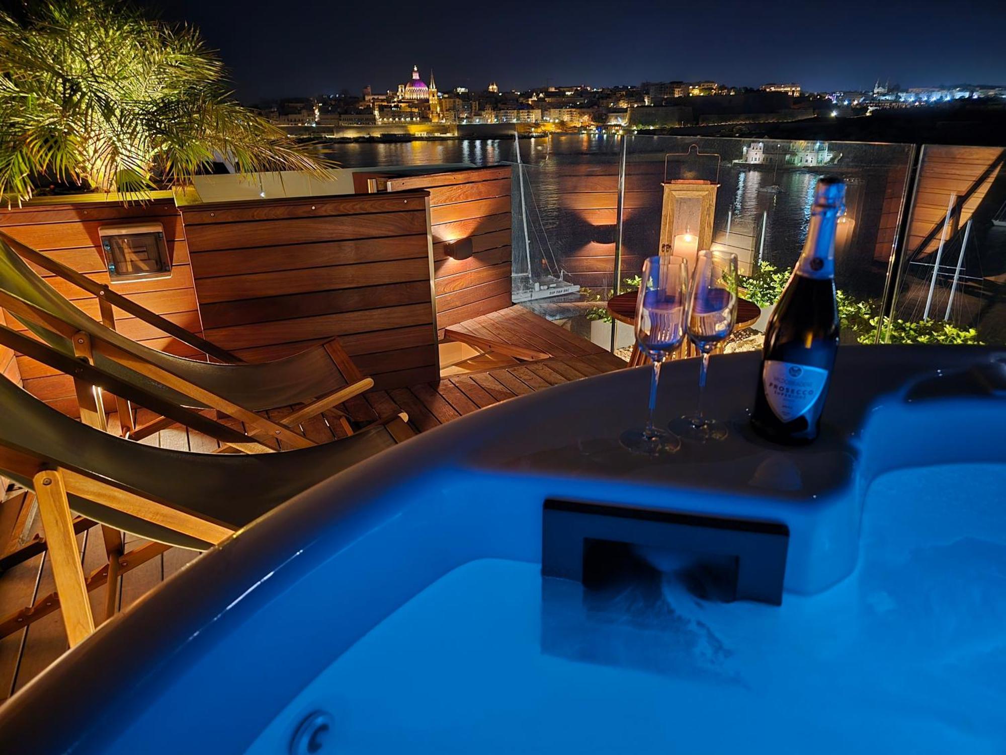 Unique Seafront Triplex Penthouse With Panoramic Bedroom & Rooftop Jacuzzi Overlooking Valletta 슬리에마 외부 사진