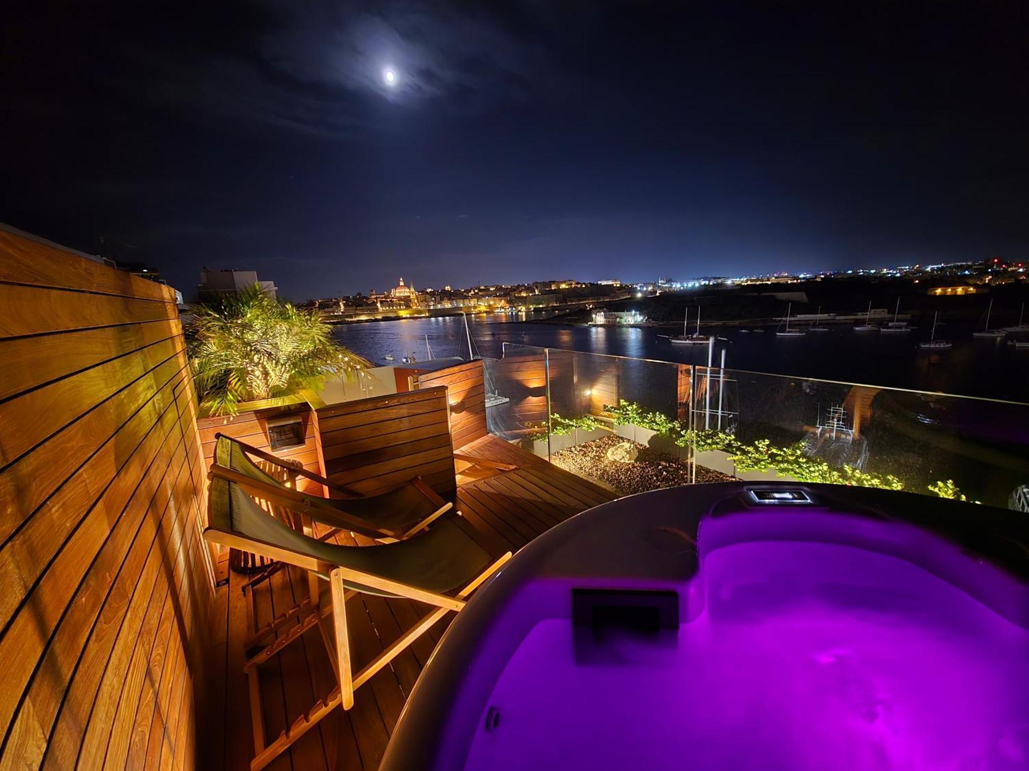 Unique Seafront Triplex Penthouse With Panoramic Bedroom & Rooftop Jacuzzi Overlooking Valletta 슬리에마 외부 사진
