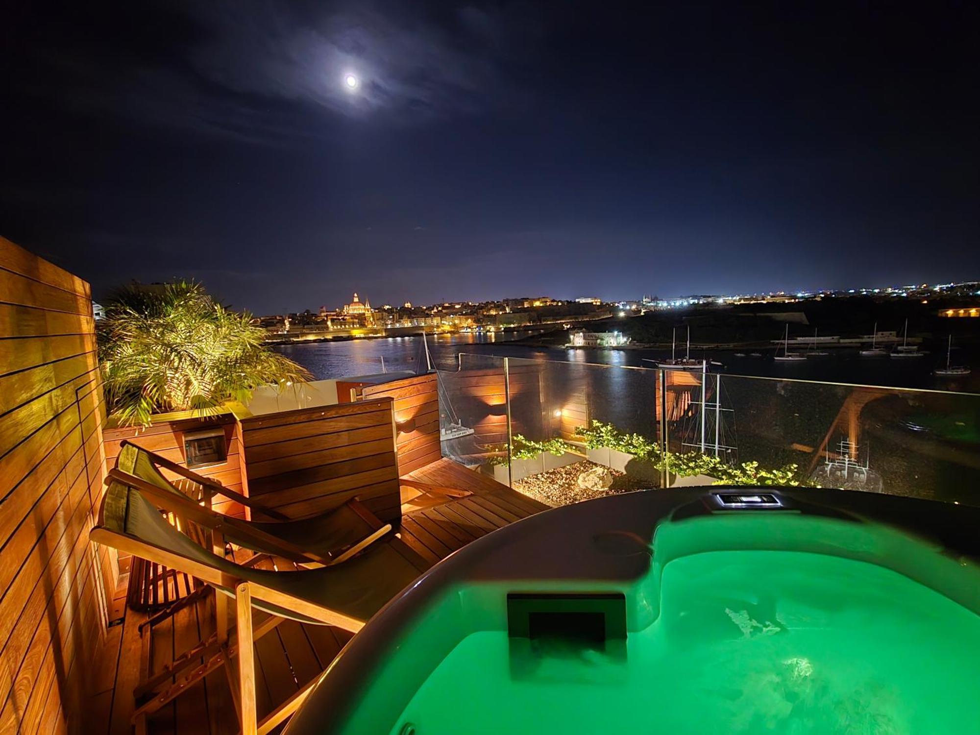 Unique Seafront Triplex Penthouse With Panoramic Bedroom & Rooftop Jacuzzi Overlooking Valletta 슬리에마 외부 사진